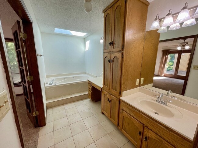 Building Photo - Large 3 bed / 2 bath Available Now!