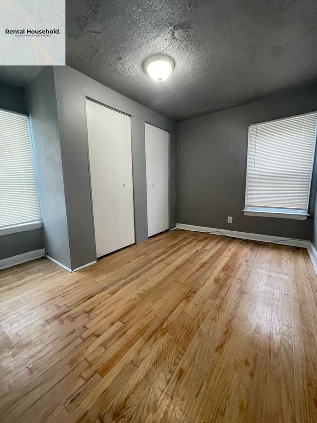 Building Photo - Spacious 3 Bedroom Home with Fenced Yard-Only $1200 a month