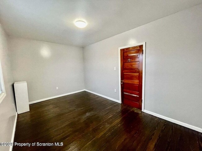 Building Photo - 304 E Elm St