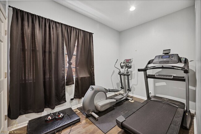 Building Photo - 352 N Avers Ave