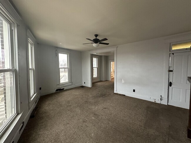 Building Photo - 206 3rd St