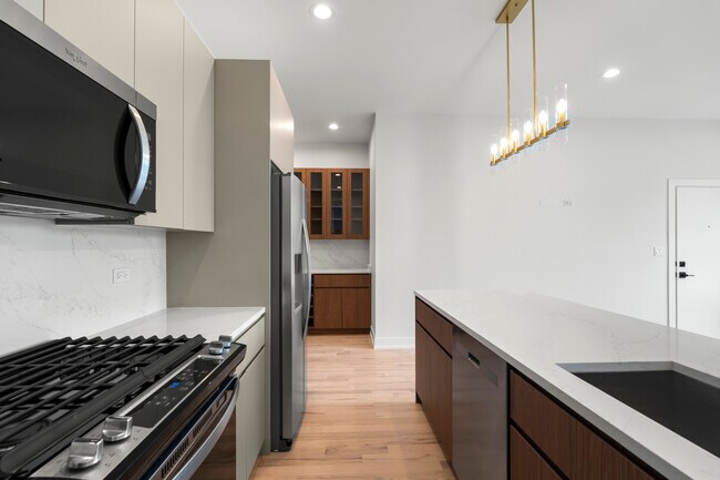 Building Photo - 428 E 50th Pl