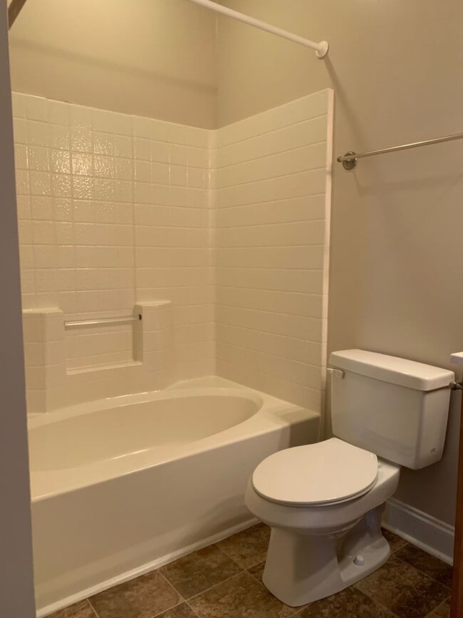 Building Photo - 2 Bedroom 2 Bath Townhouse
