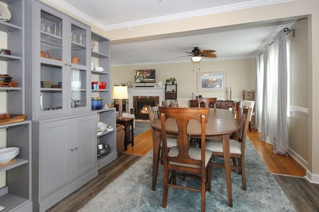 Building Photo - 427 Elizabeth Lake Dr