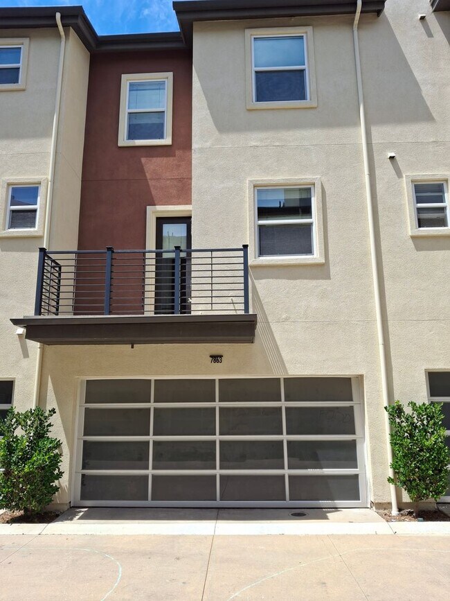 Building Photo - RECENTLY REDUCED! Beautiful Townhome in Ci...