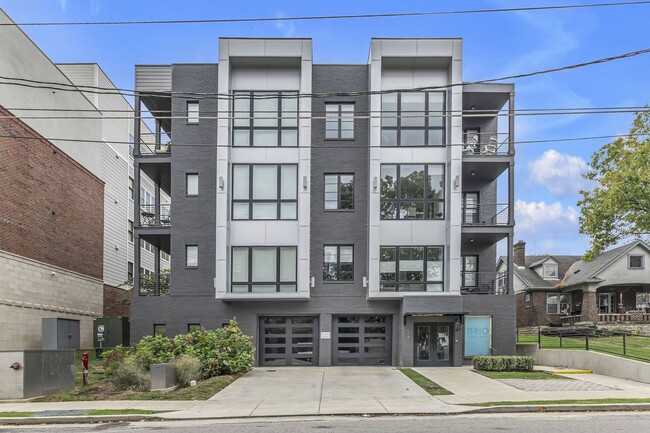 Building Photo - 3 bedroom/3 bath condo in boutique buildin...