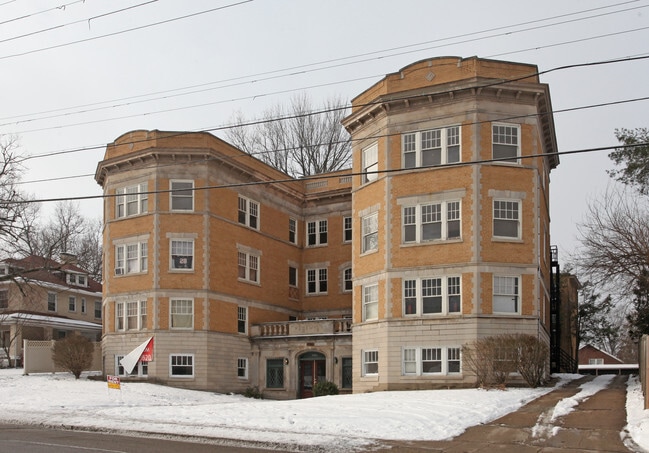 Building Photo - Paramount Apartments