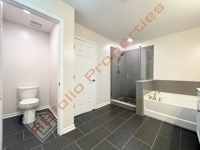 Building Photo - Beautiful 4 Bedroom 2.5 Bathroom End Unit ...