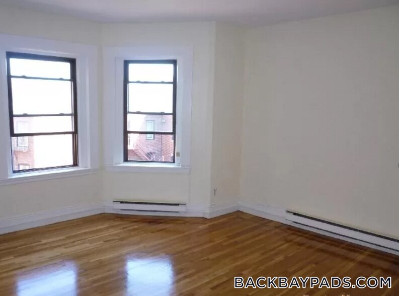 Building Photo - 913 Boylston St