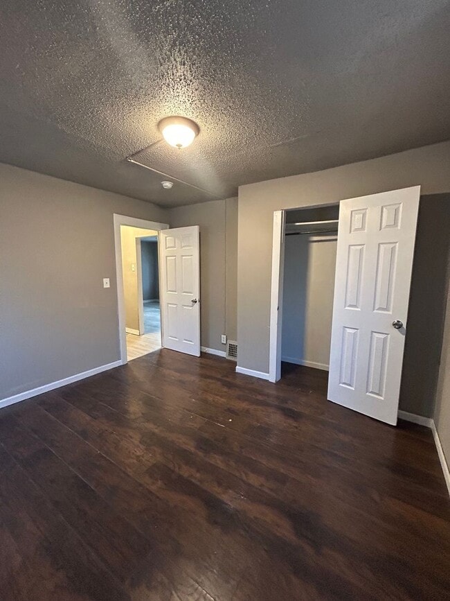 Building Photo - 2 Bedroom Home with Bonus Rooms in West Gary