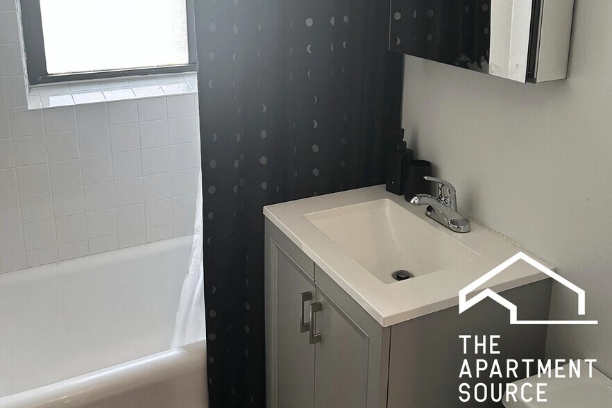 Building Photo - 1911 W Larchmont Ave