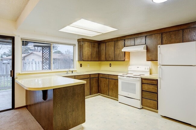 Building Photo - Charming Residence in a Prime Location 3bed/2bath - Shop Not Included