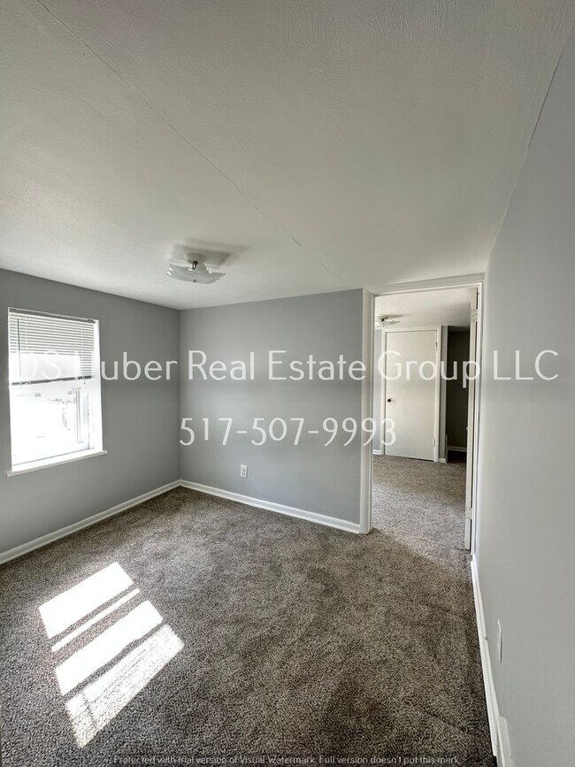 Building Photo - 2 bed 1 bath With Attached Garage!