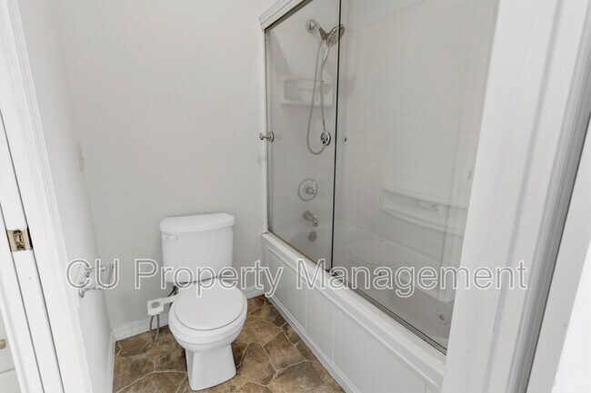 Building Photo - 1903 Sumac Dr