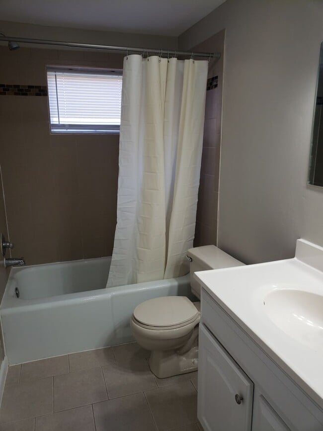Building Photo - Triplex - 2 Bdrm/1Bath  Kingsport TN