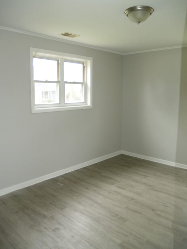 Building Photo - 17 Oak Ln