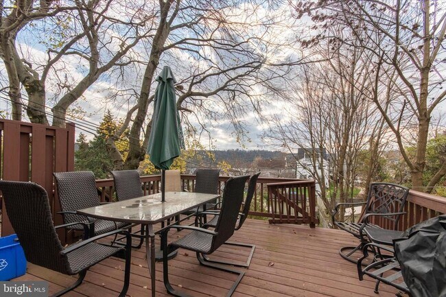 Building Photo - 327 E 9th Ave