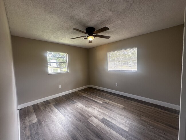 Building Photo - 3700 SE 34th Ct