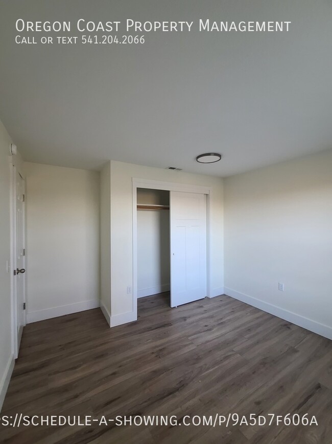 Building Photo - 1135 SE Oar Ave