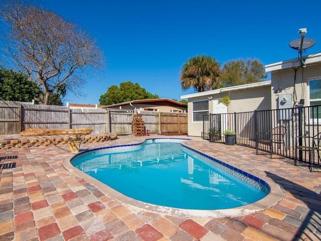 Building Photo - 703 5th Pl SW