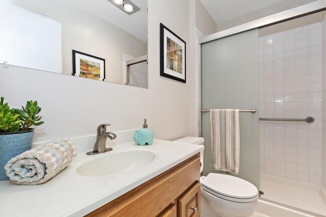 Building Photo - Updated Condo Steps from Lake Merritt with Parking and Utilities Included