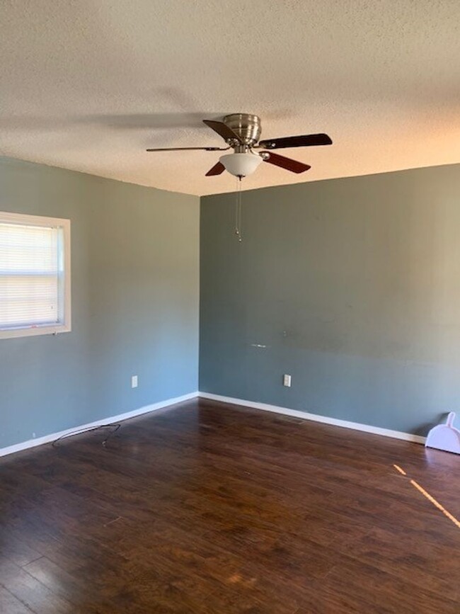 Building Photo - Available Now! 3 Bed/ 1 Bath