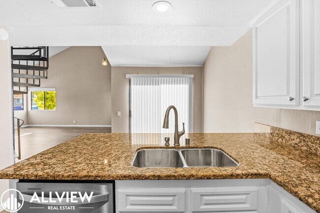 Building Photo - 2 Bedroom, 2 Bathroom Updated Townhome in ...