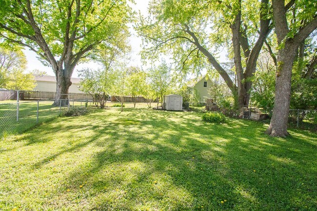 Building Photo - Cozy 2 Bedroom SE Rochester Home with Incredible Yard!