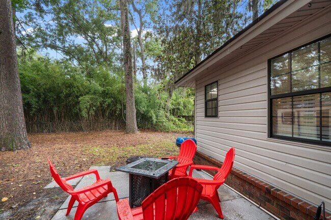 Building Photo - Southside Savannah Gem – 4BR Home in Windsor Forest with Sunroom & Patio
