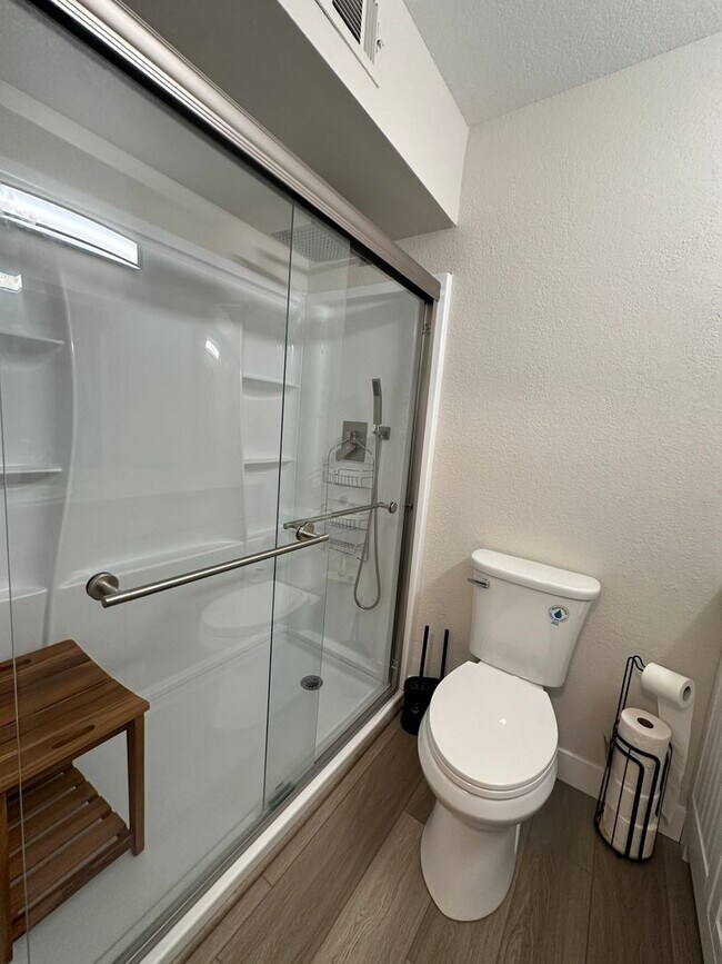 Building Photo - Amazing city views  2 bed 1 bath upstairs ...