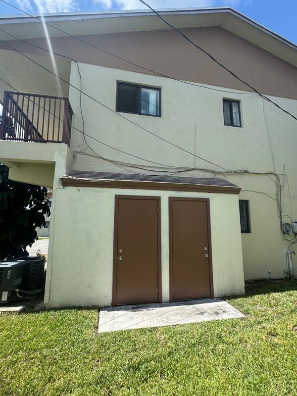 Building Photo - 1181 W River Dr
