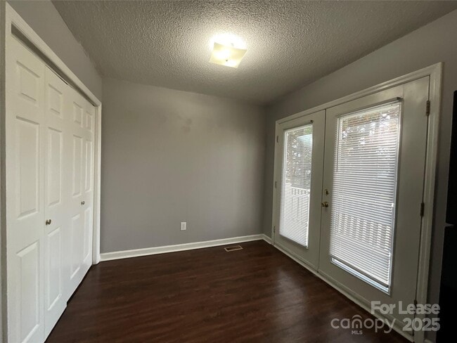 Building Photo - 206 W 15th St