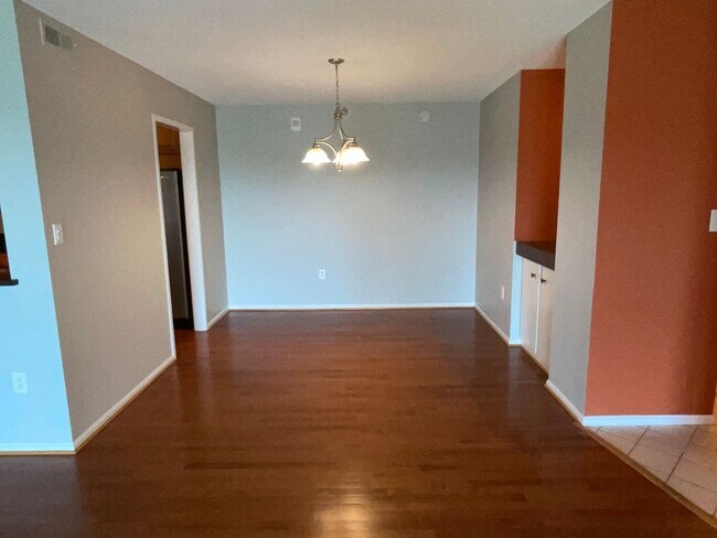 Building Photo - Large 2BR 2BA 7th floor condo facing the g...