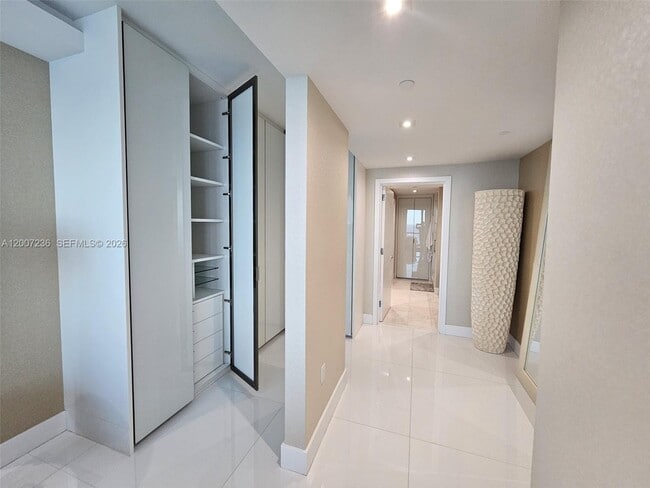 Building Photo - 17121 Collins Ave