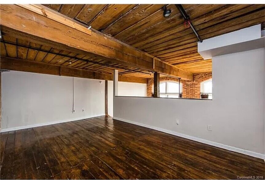 Building Photo - 201 S Hoskins Rd