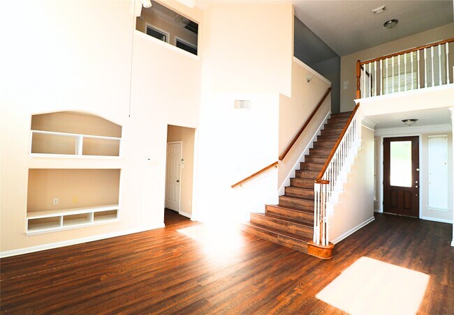 Building Photo - 8607 Saratoga Dr
