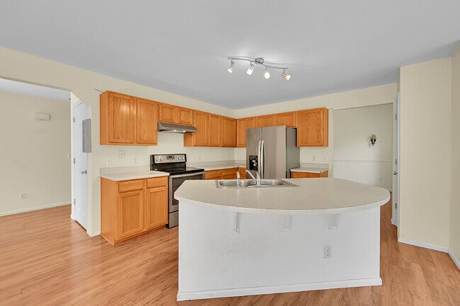 Building Photo - $3,095.00, 3-bed, 3.5-bath with bonus room...