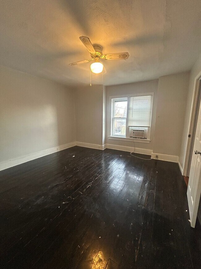 Building Photo - 222 Harris St