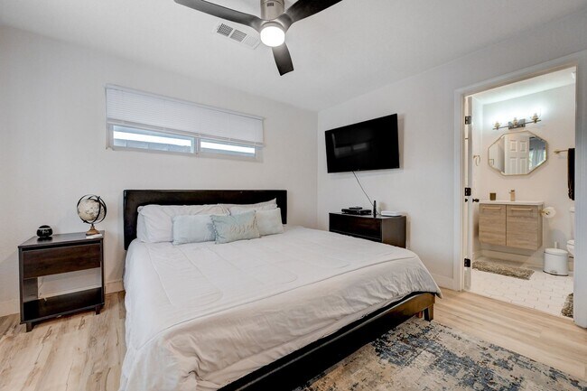 Building Photo - Fully Furnished or Unfurnished 3 BR / NO HOA