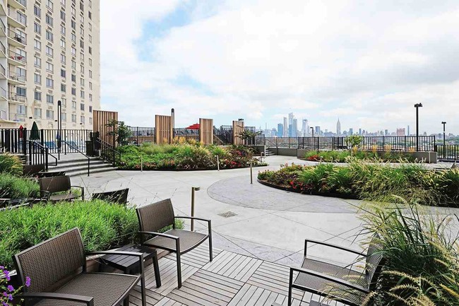 Building Photo - 100 Manhattan Ave