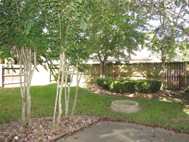 Building Photo - 3519 Englewood Dr