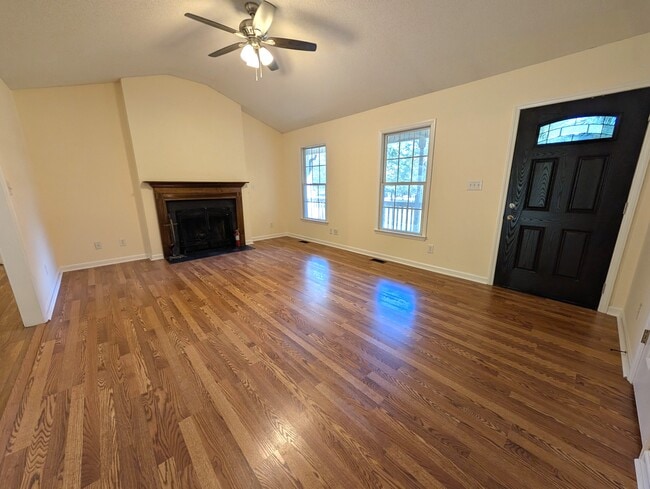 Building Photo - 1605 Hillhaven Rd