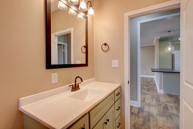 Building Photo - 135 Riverbend Dr