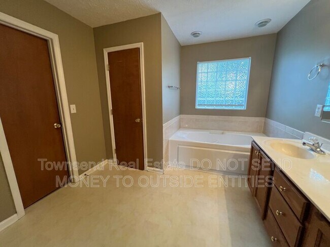 Building Photo - 155 Saunders Ct