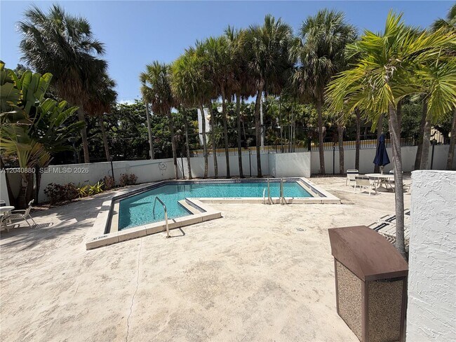 Building Photo - 2715 Tigertail Ave