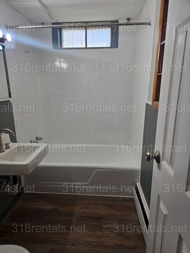 Building Photo - $550 - 1 bed 1 bath - Multi-Family