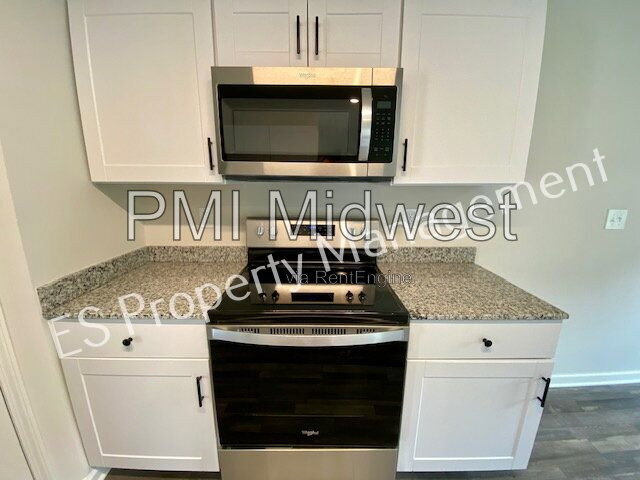 Building Photo - 2913 W Kings Cyn Dr