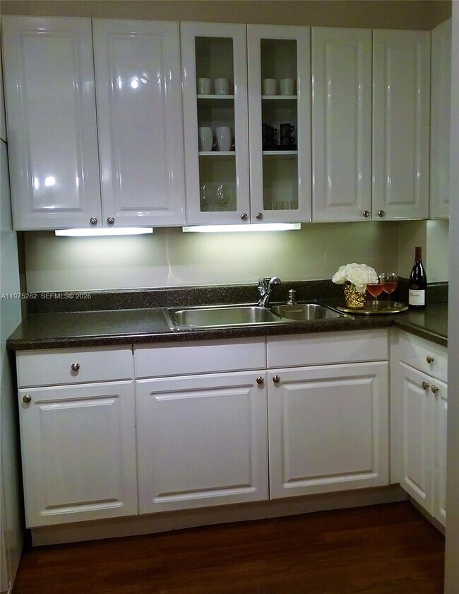 Building Photo - 401 Golden Isles Dr