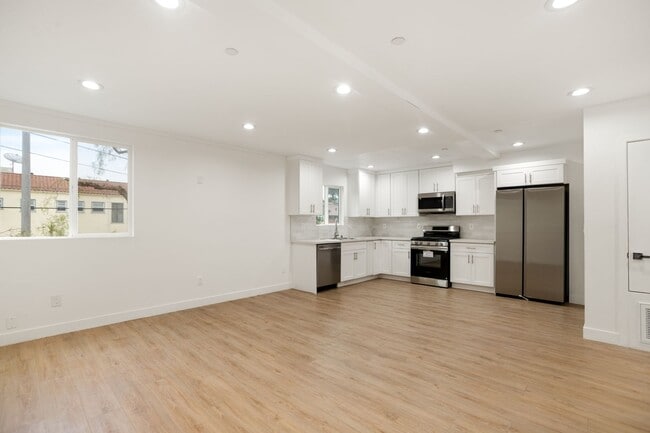 Building Photo - 4232 Rosewood Ave