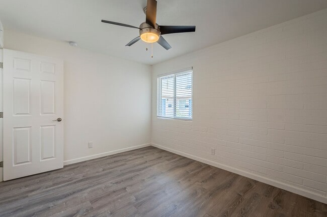 Building Photo - Renovated open floorplan